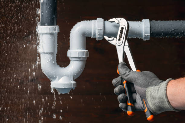 Professional Emergency Plumber technician working in Summitville, OH